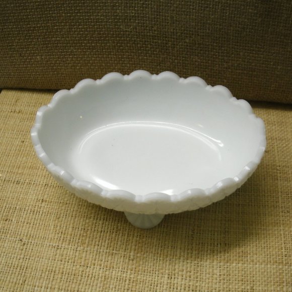 Vintage Fenton Milk Glass Daisy & Button Footed Dish - Picture 9 of 16